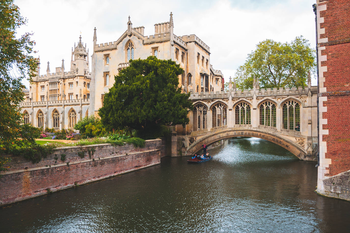 Universidad de Cambridge (Gran Bretaña). Fue fundada en 1209. Es la segunda universidad más antigua de habla inglesa y la cuarta más longeva que sigue abierta.