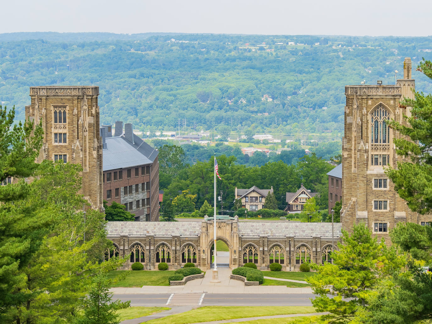 Universidad de Cornell (EE UU). Fue fundada en 1865 como una institución no sectaria mixta donde admitieran sin distinción de raza o religión. Además, es una organización sin ánimo de lucro.