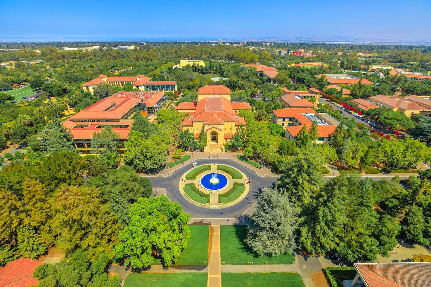 Universidad de Stanford (EE UU). Fue fundada en 1885 por Leland Stanford y su esposa Jane en memoria de su único hijo. Es célebre por la calidad de su enseñanza, por su riqueza y su proximidad a Silicon Valley, la meca de las empresas de tecnología punta.