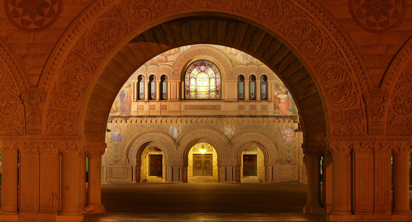 Universidad de Stanford (EE UU). Fue fundada en 1885 por Leland Stanford y su esposa Jane en memoria de su único hijo. Es célebre por la calidad de su enseñanza, por su riqueza y su proximidad a Silicon Valley, la meca de las empresas de tecnología punta.