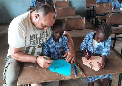 Imagen secundaria 1 - Comida, material escolar, ropa y muchas risas, tradiciones y momentos compartidos en Gambia.