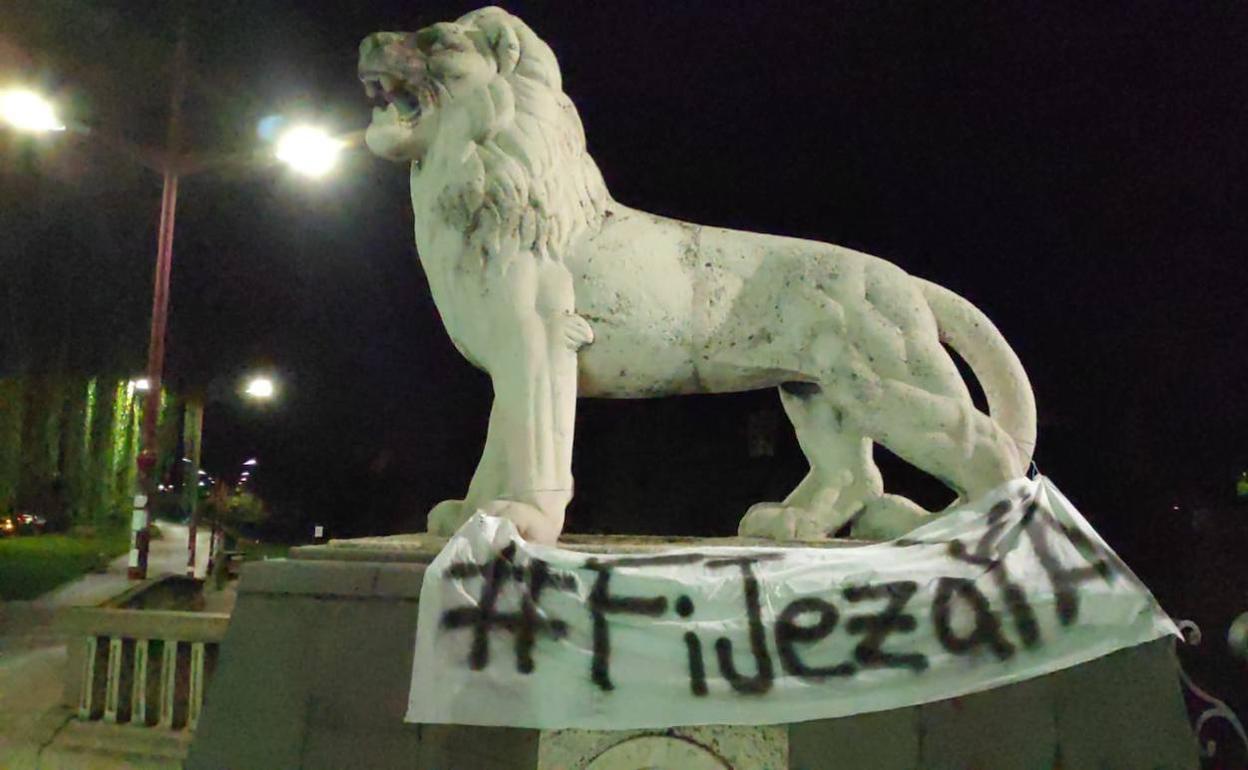 Carteles en algunos de los monumentos de la ciudad.