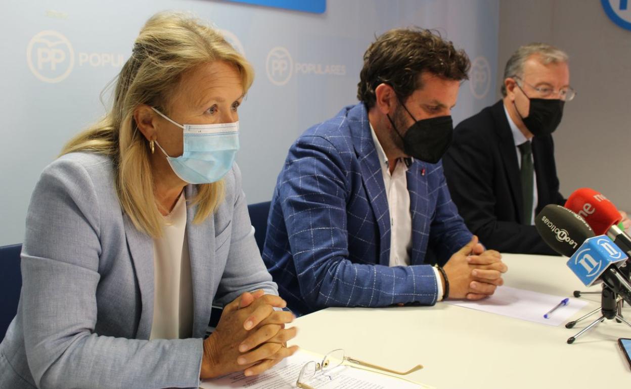 El presidente provincial del PP, Javier Santiago, en el centro, junto a la diputada nacional Carmen González Guinda y el senador Antonio Silván, en la rueda de prensa de este viernes.