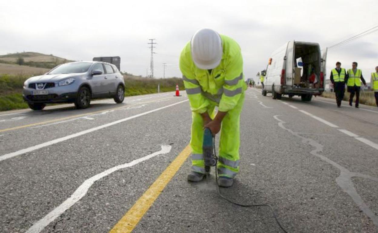 Trabajos de mantenimiento en una carretera. 