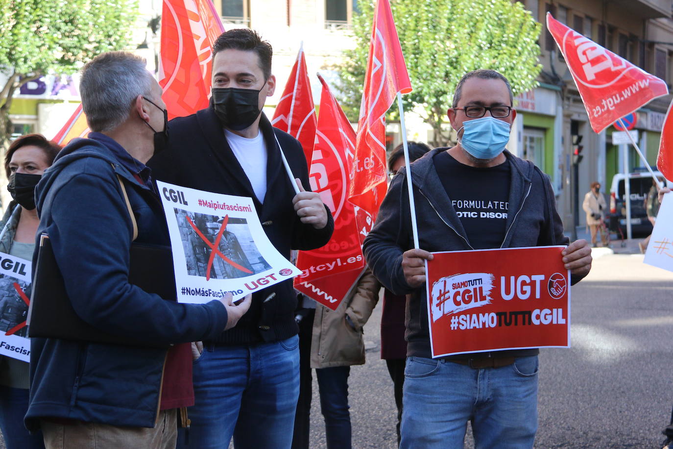 Cerca de un centenar de personas se concentra frente a la sede de los dos sindicatos en León en señal de repulsa al ataque perpetrado el pasado 9 deoctubre por parte de grupos neofascistas en el sindicato CGIL en Roma.