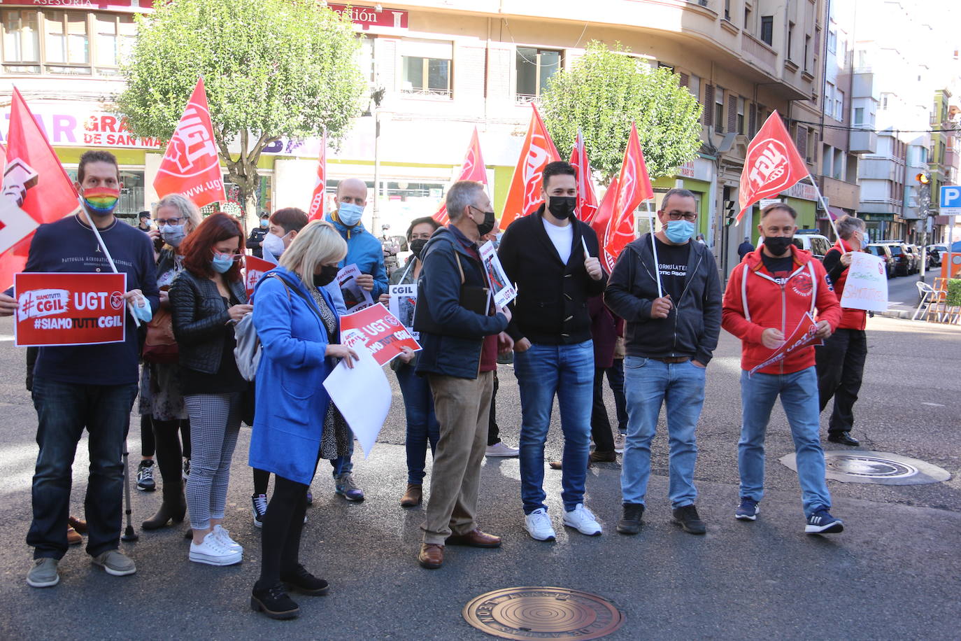 Cerca de un centenar de personas se concentra frente a la sede de los dos sindicatos en León en señal de repulsa al ataque perpetrado el pasado 9 deoctubre por parte de grupos neofascistas en el sindicato CGIL en Roma.