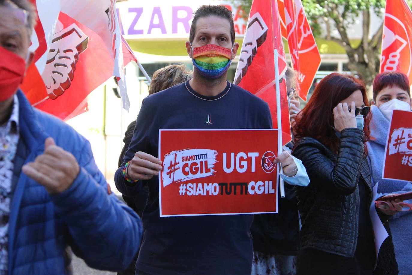 Cerca de un centenar de personas se concentra frente a la sede de los dos sindicatos en León en señal de repulsa al ataque perpetrado el pasado 9 deoctubre por parte de grupos neofascistas en el sindicato CGIL en Roma.