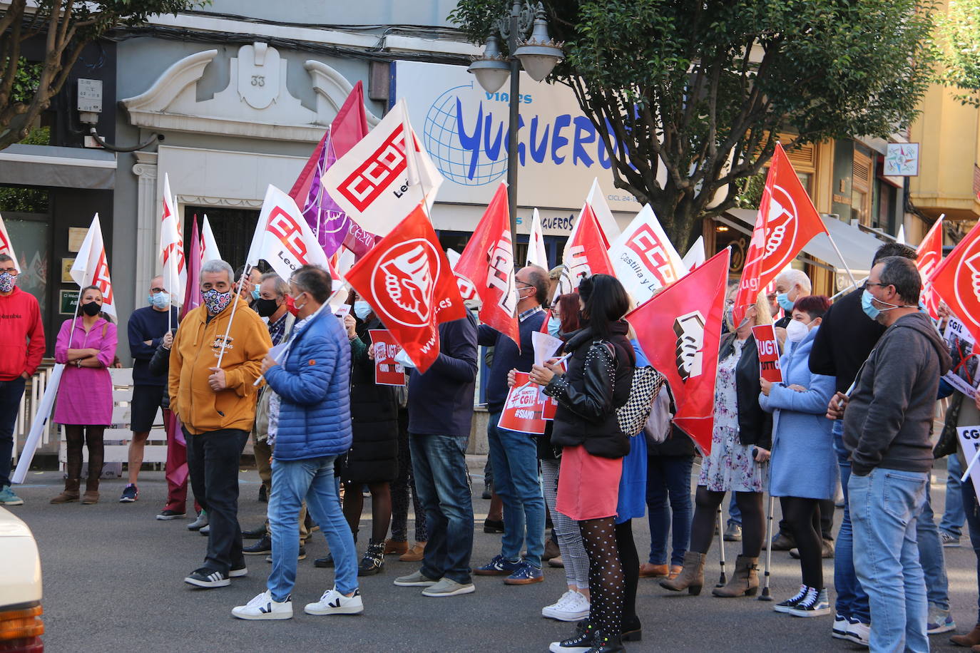 Cerca de un centenar de personas se concentra frente a la sede de los dos sindicatos en León en señal de repulsa al ataque perpetrado el pasado 9 deoctubre por parte de grupos neofascistas en el sindicato CGIL en Roma.