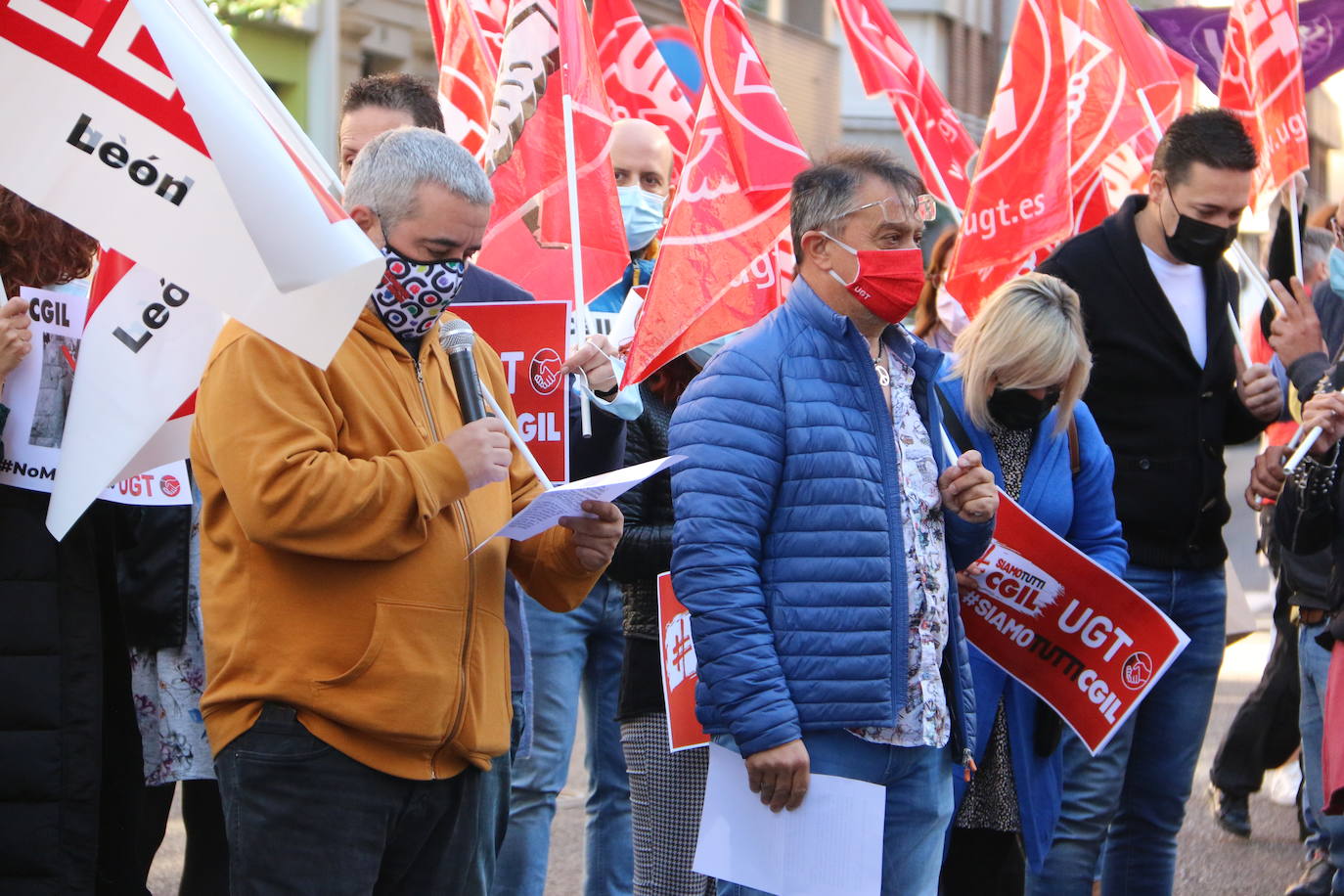 Cerca de un centenar de personas se concentra frente a la sede de los dos sindicatos en León en señal de repulsa al ataque perpetrado el pasado 9 deoctubre por parte de grupos neofascistas en el sindicato CGIL en Roma.