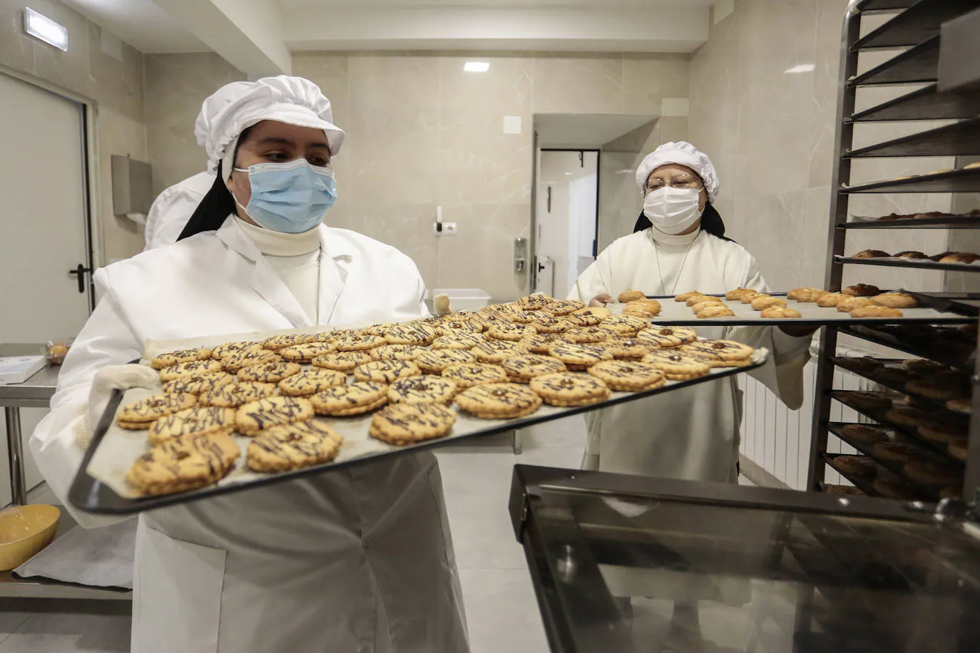 Las monjas elaboran los dulces para su posterior venta. 