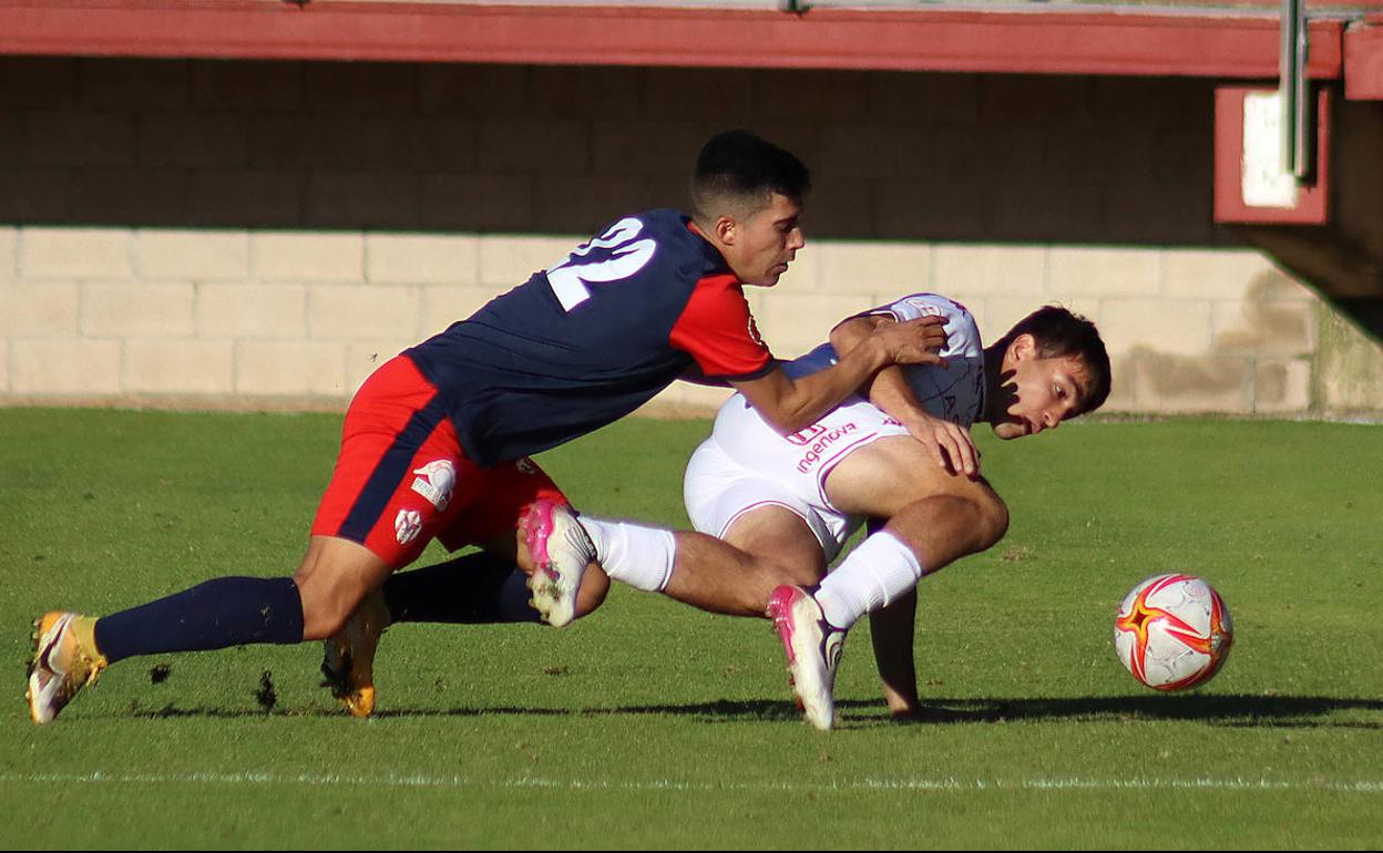 Un lance de juego en el derbi entre Júpiter y Atlético Bembibre.