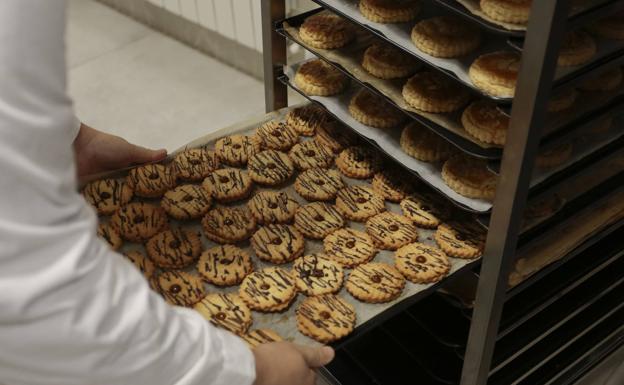 Imagen principal - Las monjas elaboran las pastas para sacar dinero. 