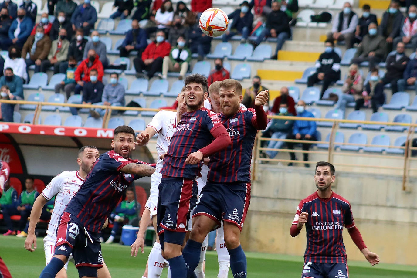El conjunto leonés remonta para superar al Extremadura