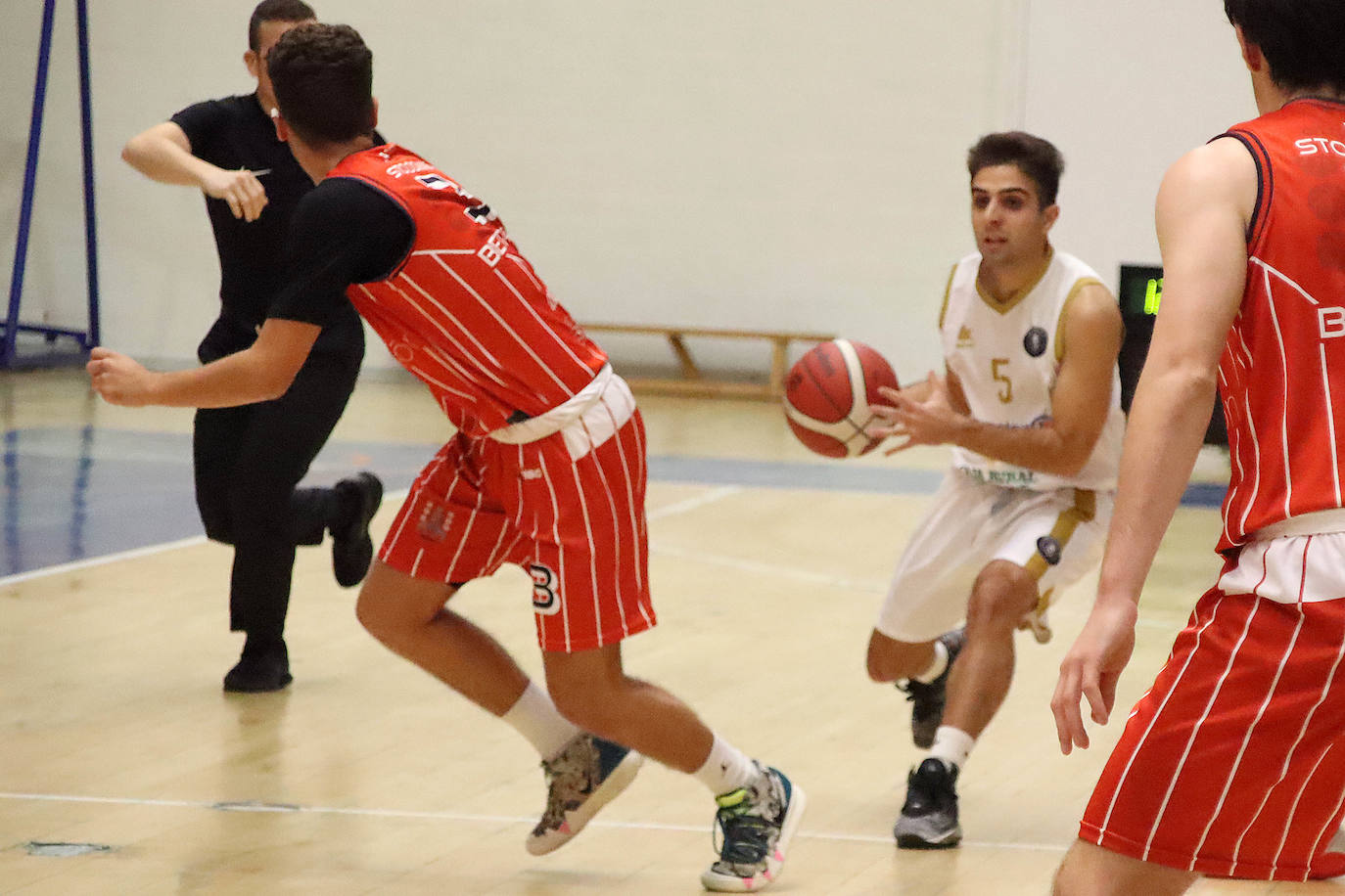 El conjunto colegial firma la cuarta victoria de la temporada, esta vez ante Santo Domingo Betanzos