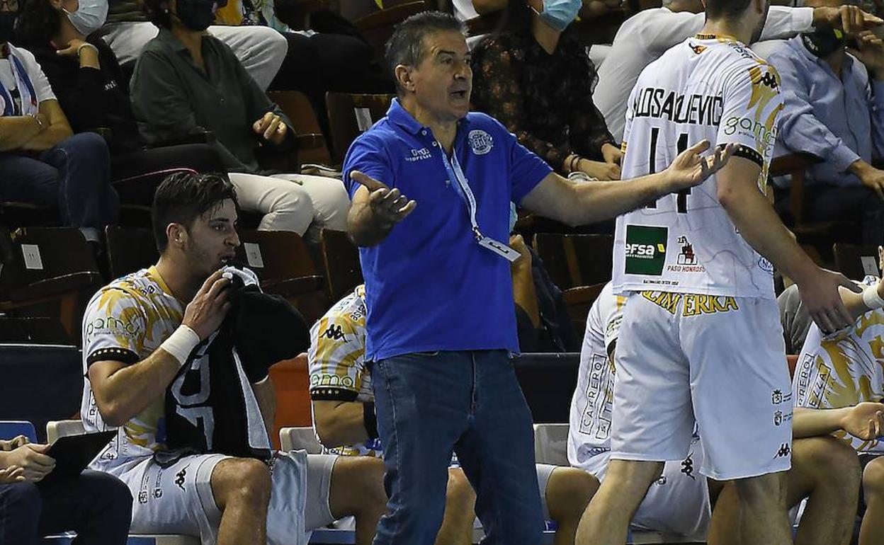 Manolo Cadenas, en un partido con el Abanca Ademar.