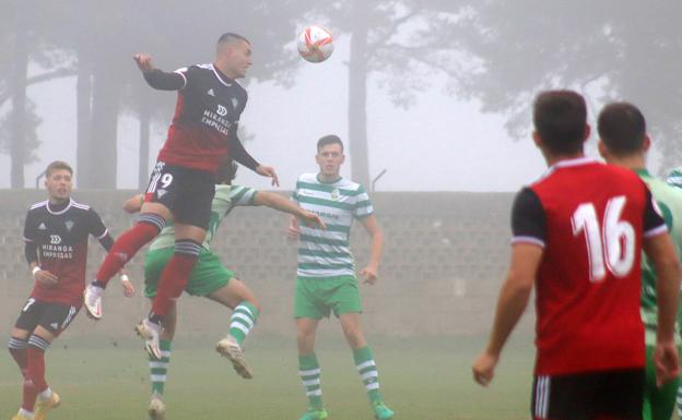 Galería. El partido fue muy intenso.