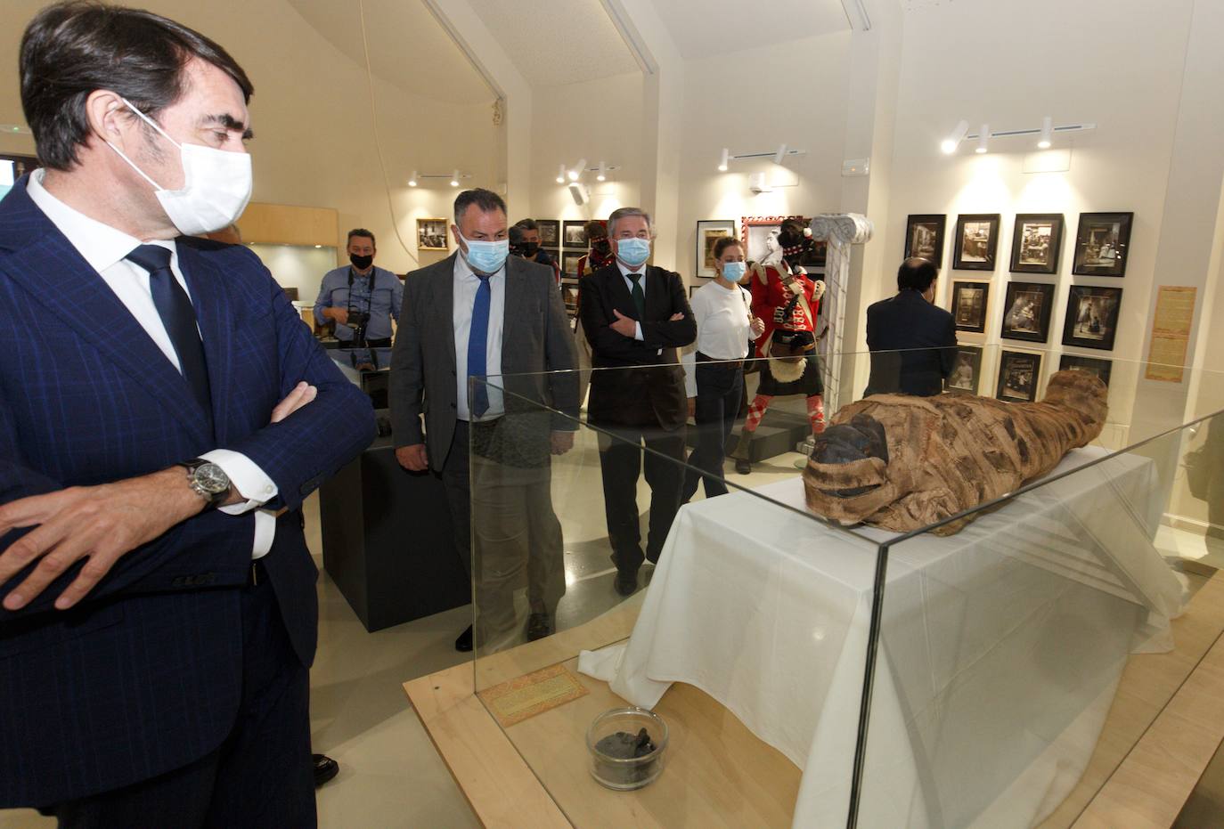 El alcalde de Carracedelo, entrega el Premio 'Con C de Cultura de Carracedelo', al empresario berciano José Luis Prada. La entrega del galardón coincide con la presentación de la exposición temporal del Museo Munic de Carracedelo sobre Sir Arthur Conan Doyle y su personaje literario Sherlock Holmes. 