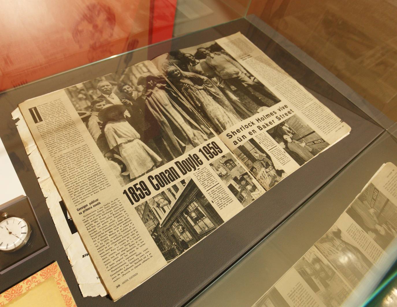 El alcalde de Carracedelo, entrega el Premio 'Con C de Cultura de Carracedelo', al empresario berciano José Luis Prada. La entrega del galardón coincide con la presentación de la exposición temporal del Museo Munic de Carracedelo sobre Sir Arthur Conan Doyle y su personaje literario Sherlock Holmes. 
