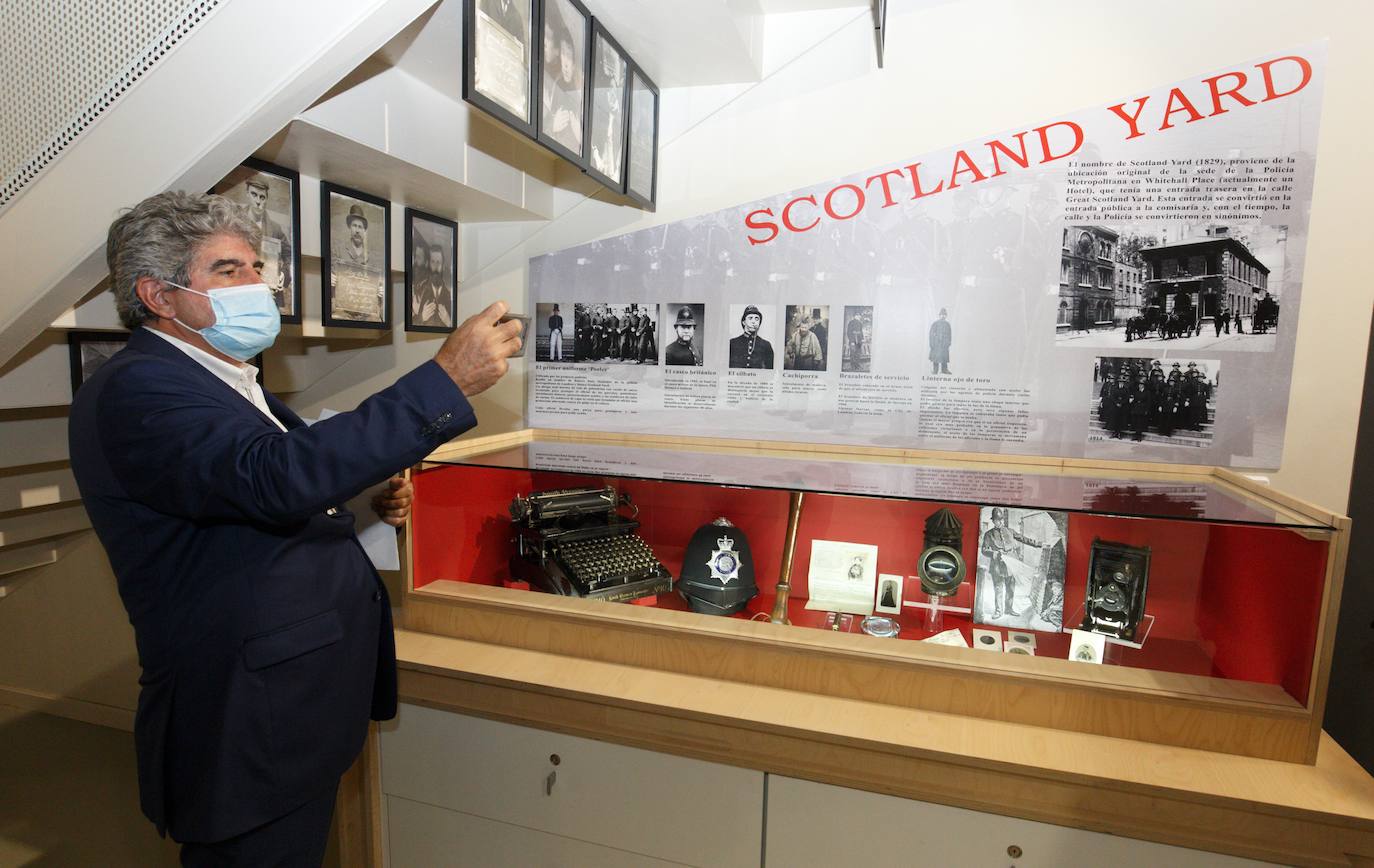 El alcalde de Carracedelo, entrega el Premio 'Con C de Cultura de Carracedelo', al empresario berciano José Luis Prada. La entrega del galardón coincide con la presentación de la exposición temporal del Museo Munic de Carracedelo sobre Sir Arthur Conan Doyle y su personaje literario Sherlock Holmes. 