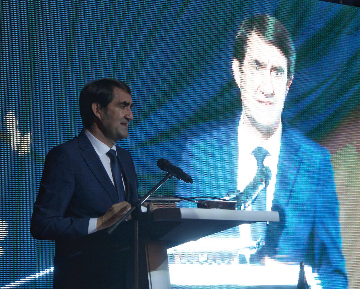 El alcalde de Carracedelo, entrega el Premio 'Con C de Cultura de Carracedelo', al empresario berciano José Luis Prada. La entrega del galardón coincide con la presentación de la exposición temporal del Museo Munic de Carracedelo sobre Sir Arthur Conan Doyle y su personaje literario Sherlock Holmes. 
