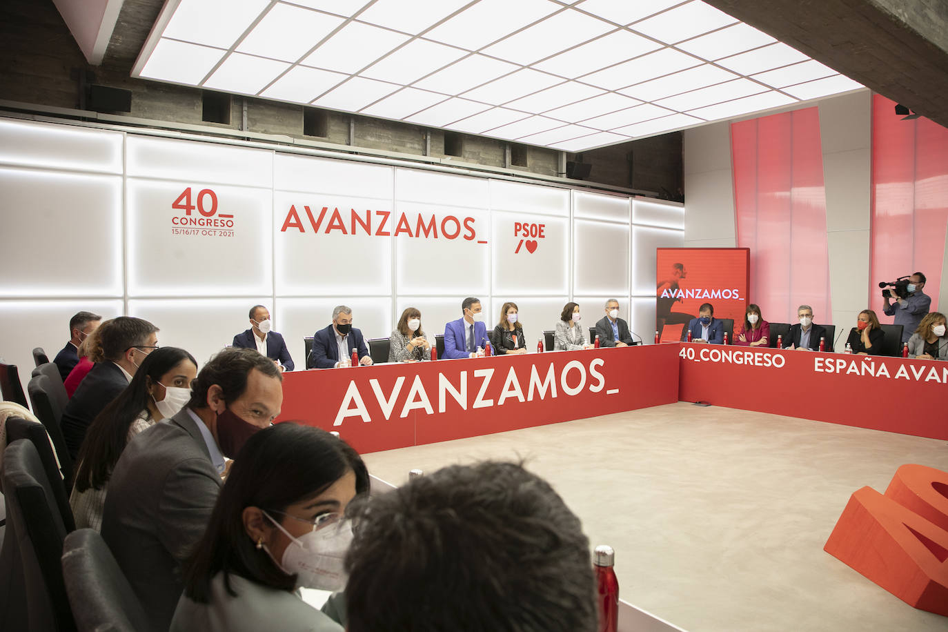 El presidente del Gobierno y secretario general del PSOE, Pedro Sánchez, se reunió este lunes por primera vez con la nueva Ejecutiva que salió del 40º Congreso Federal que los socialistas celebraron este fin de semana en Valencia y les pidió que lleven «al territorio el buen trabajo que está haciendo el Gobierno».