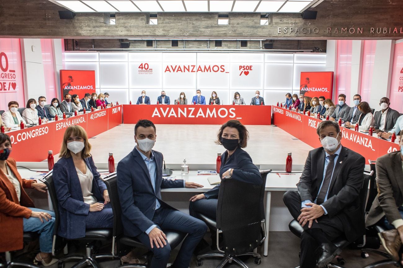 El presidente del Gobierno y secretario general del PSOE, Pedro Sánchez, se reunió este lunes por primera vez con la nueva Ejecutiva que salió del 40º Congreso Federal que los socialistas celebraron este fin de semana en Valencia y les pidió que lleven «al territorio el buen trabajo que está haciendo el Gobierno».
