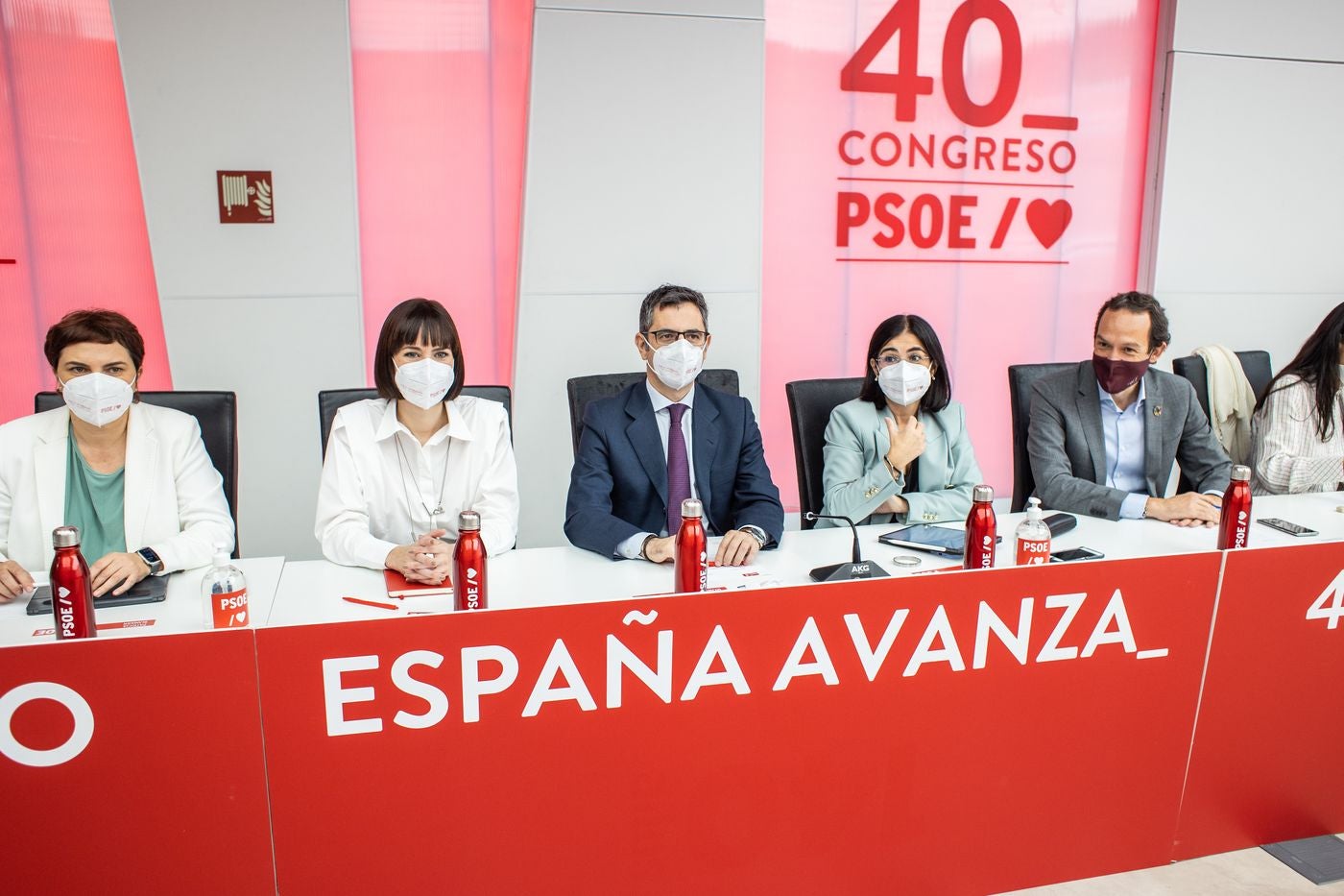 El presidente del Gobierno y secretario general del PSOE, Pedro Sánchez, se reunió este lunes por primera vez con la nueva Ejecutiva que salió del 40º Congreso Federal que los socialistas celebraron este fin de semana en Valencia y les pidió que lleven «al territorio el buen trabajo que está haciendo el Gobierno».