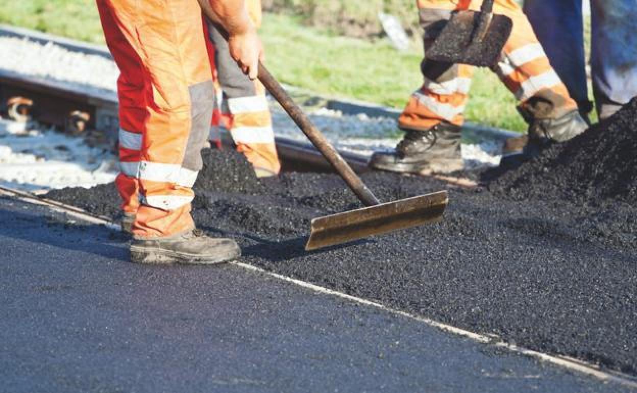 Trabajos de asfaltado en las carreteras.