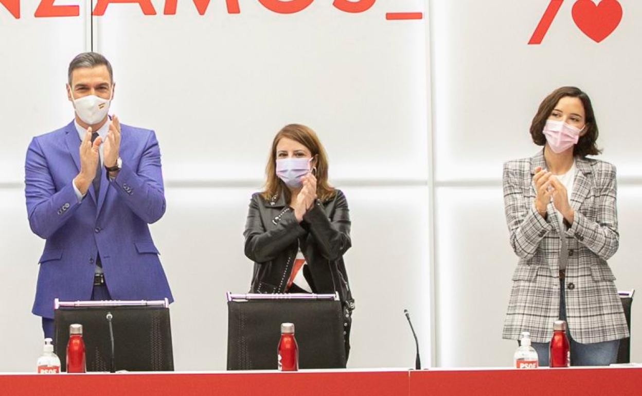 Andrea Fernández, de blanco y negro, junto a Adriana Lastra y Pedro Sánchez en la primera reunión de la nueva ejecutiva.