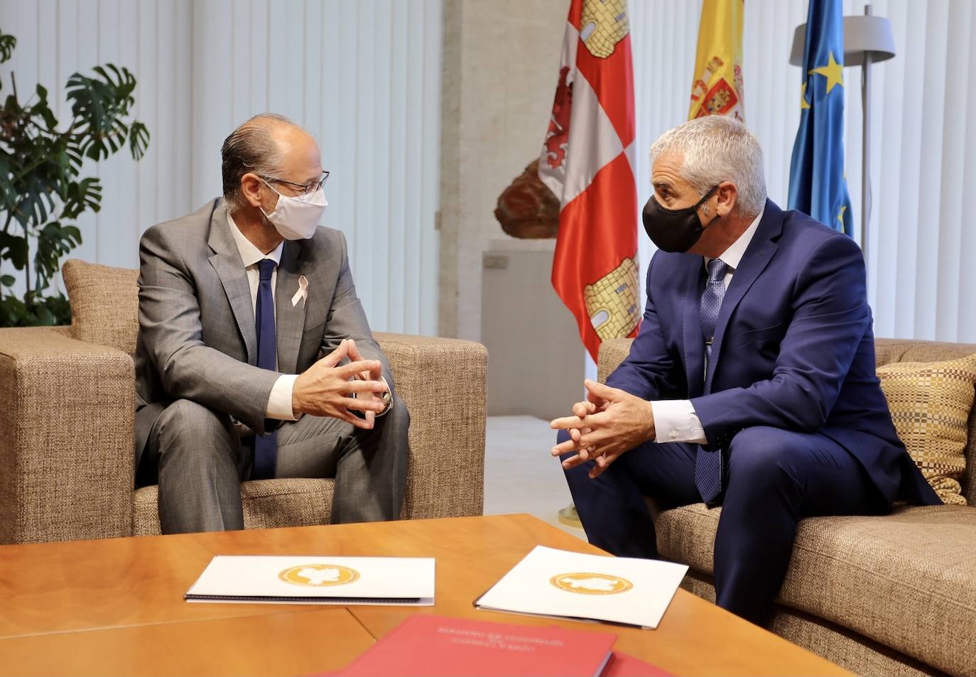 El presidente de las Cortes de Castilla y León, Luis Fuentes, se reúne con el presidente de la Asociación de Víctimas del Terrorismo de Castilla y León (AVTCyL), Sebastián Nogales.