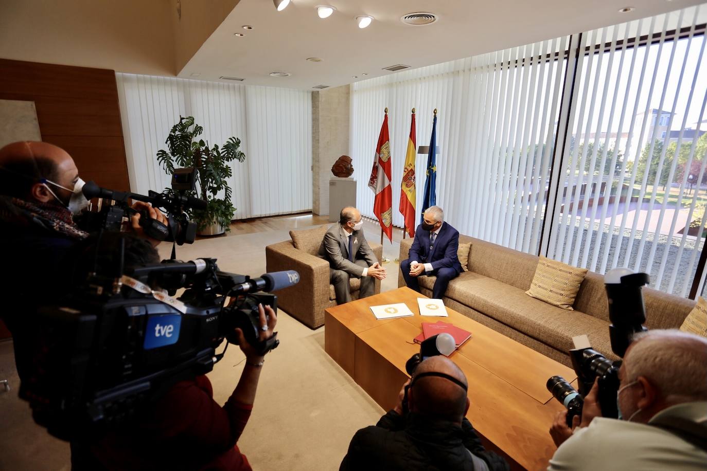 El presidente de las Cortes de Castilla y León, Luis Fuentes, se reúne con el presidente de la Asociación de Víctimas del Terrorismo de Castilla y León (AVTCyL), Sebastián Nogales.