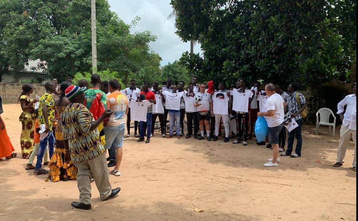 El leonés, solidario con Gambia