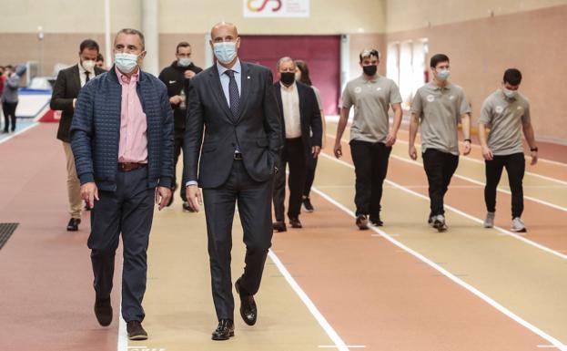 Galería. El presidente del Consejo Superior de Deportes (CSD), José Manuel Franco, visita el Centro de Alto Rendimiento de León (CAR). Junto a él, el alcalde de León, José Antonio Diez.