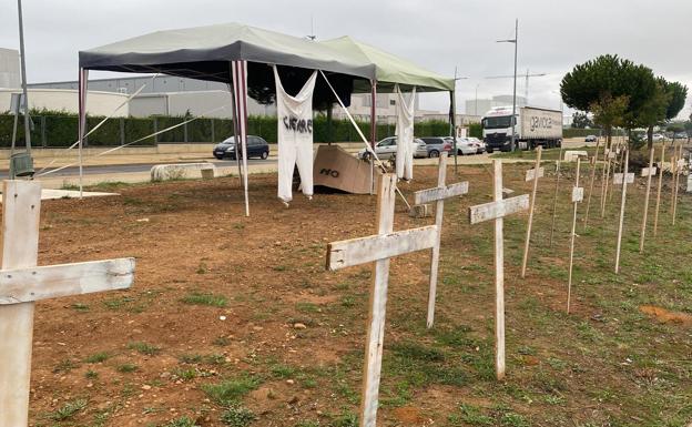 Campamento montado por los empleados de Jupiter Bach frente a la factoría de Villadangos.