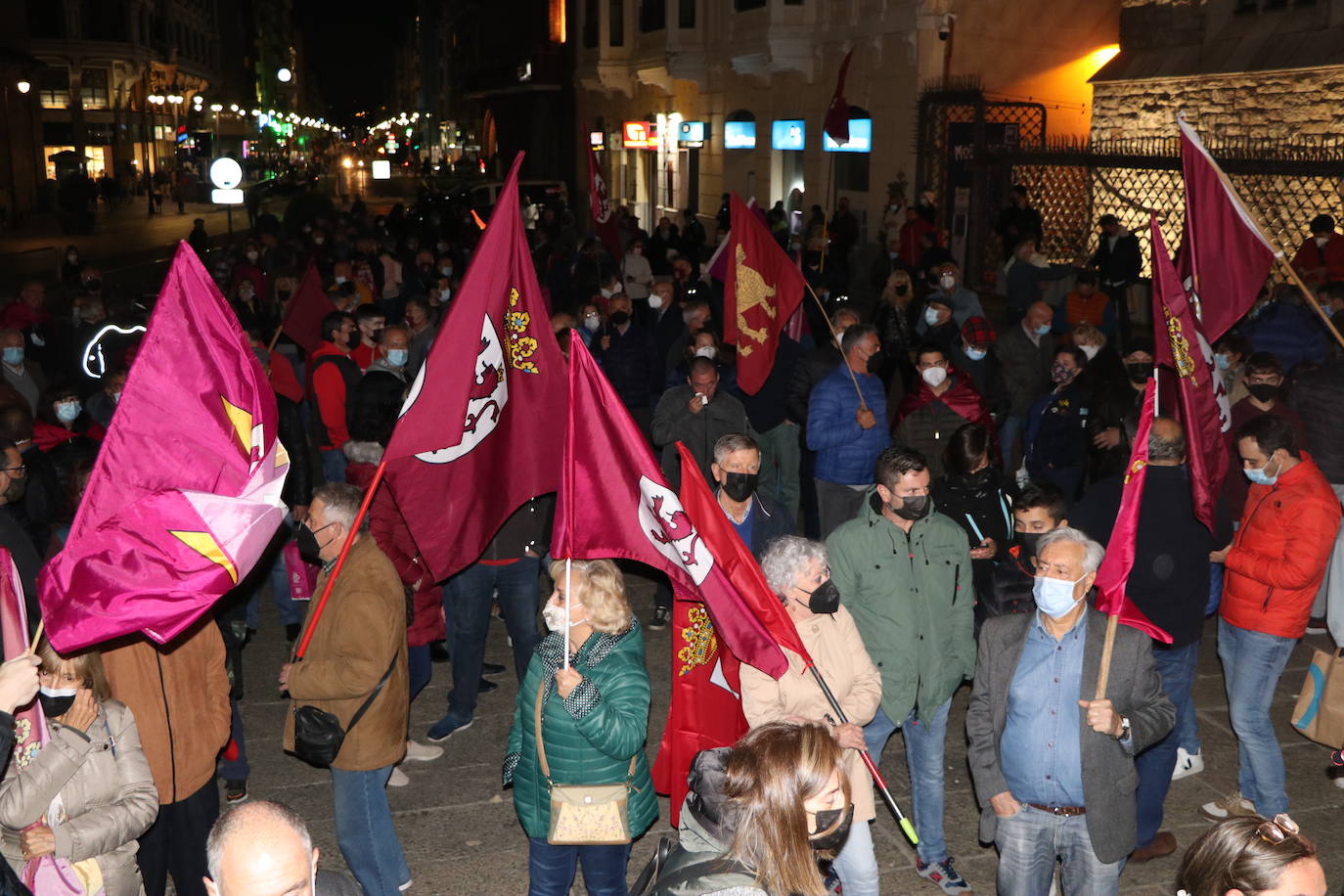 Fotos: Concentración en favor de la autonomía de la Región Leonesa