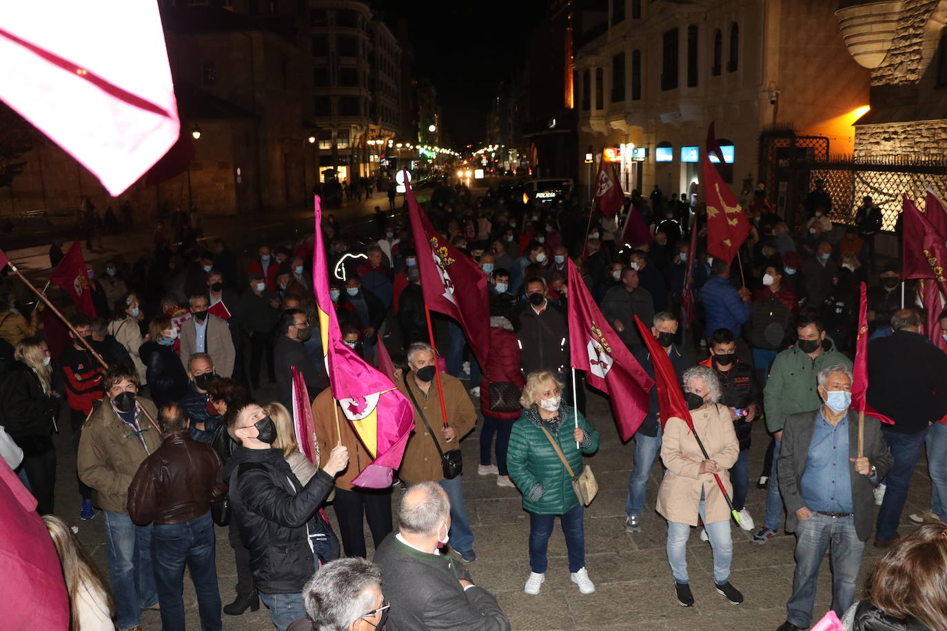 Fotos: Concentración en favor de la autonomía de la Región Leonesa