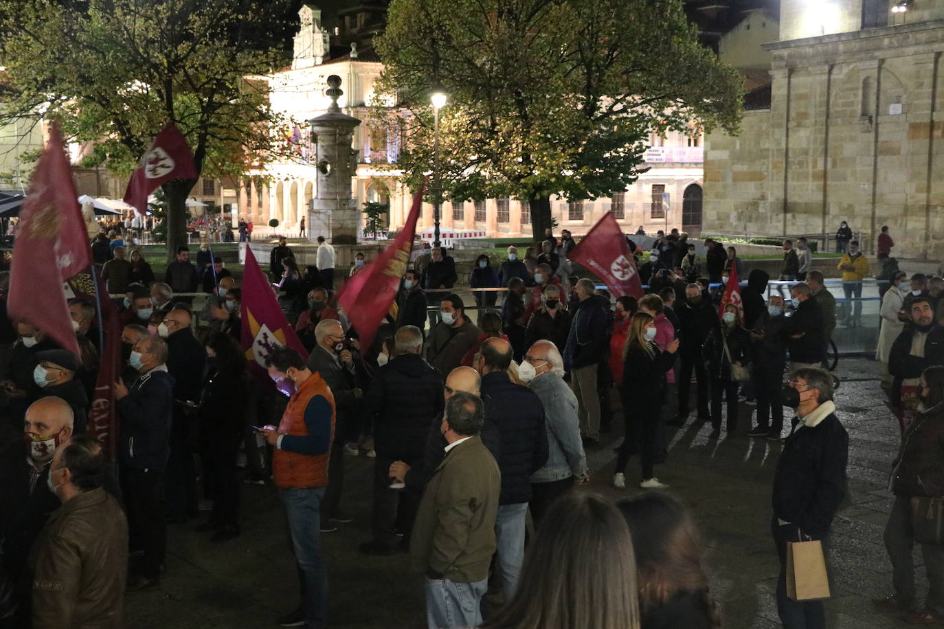 Fotos: Concentración en favor de la autonomía de la Región Leonesa