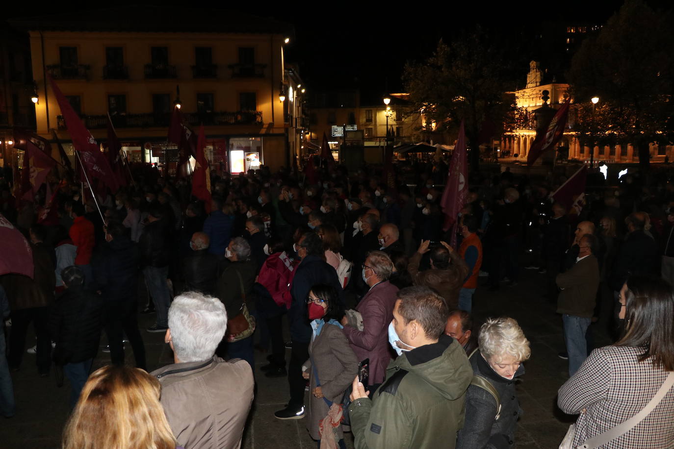 Fotos: Concentración en favor de la autonomía de la Región Leonesa