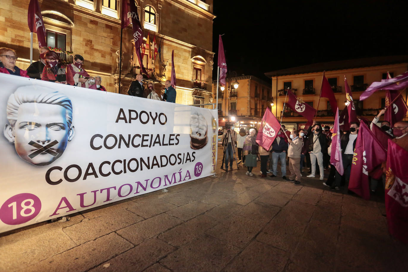 Fotos: Concentración en favor de la autonomía de la Región Leonesa