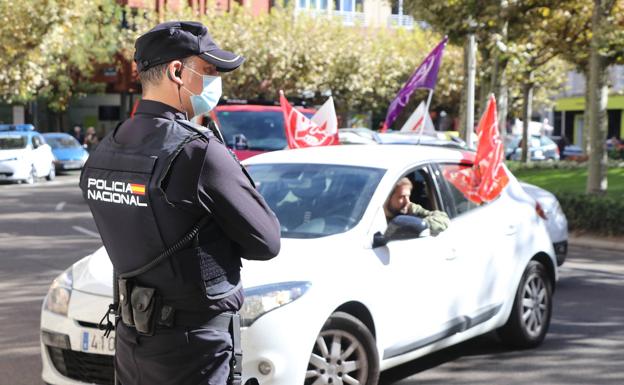 Imagen. Llegada de la caravana de vehículos a la plaza de la Inmaculada. 