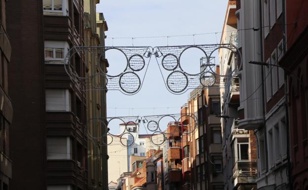 Galería. La calle Arco de Ánimas, con las luces de Navidad.