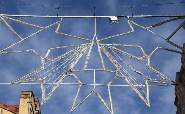 Instalación de las primeras luminarias en la ciudad de León de cara a la Navidad.