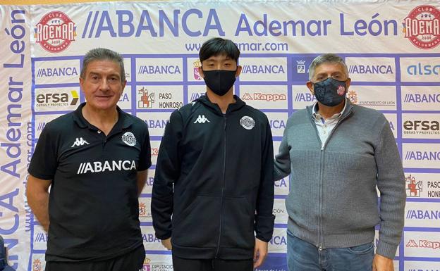 Cadenas y Tano Franco posan junto al nuevo jugador. 