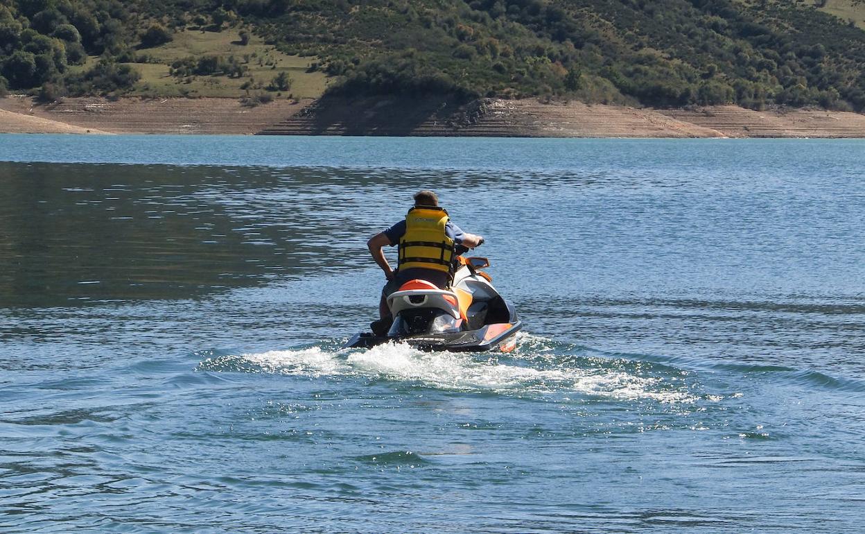 Una persona en una moto de agua en el embalse de Riaño.