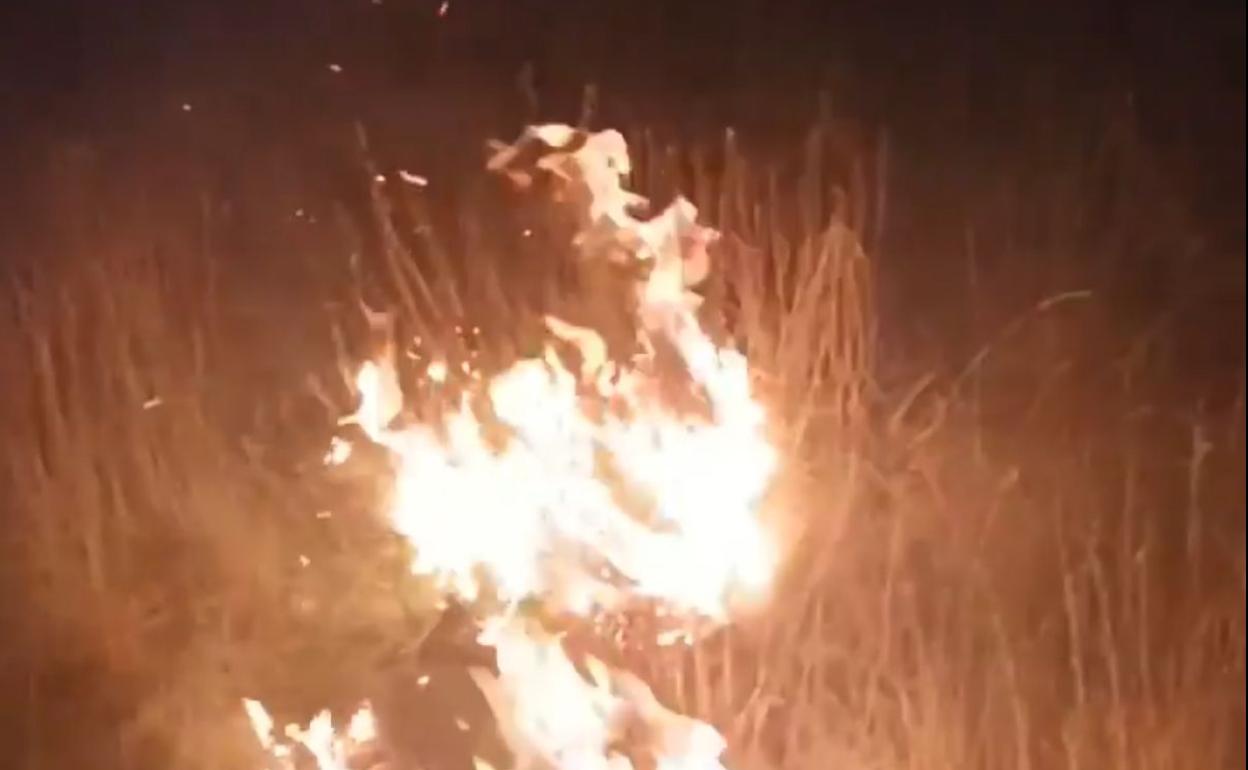 Llamas durante el incendio en la localidad.