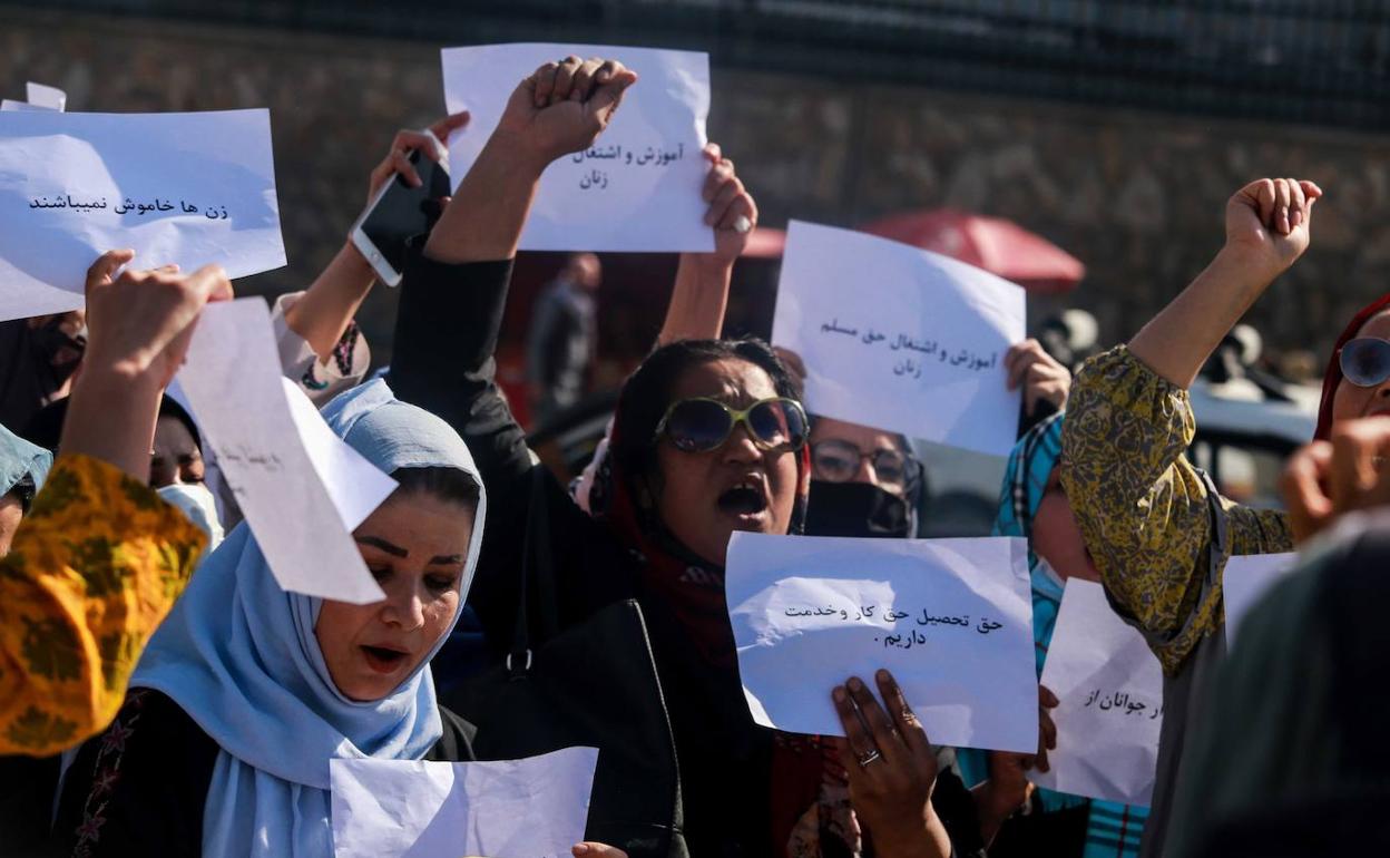 Protesta de mujeres afganas en Kabul para exigir la apertura de los colegios para niñas.