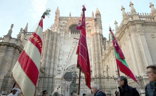 Imagnd e los pendones a su paso pro San Isidoro.