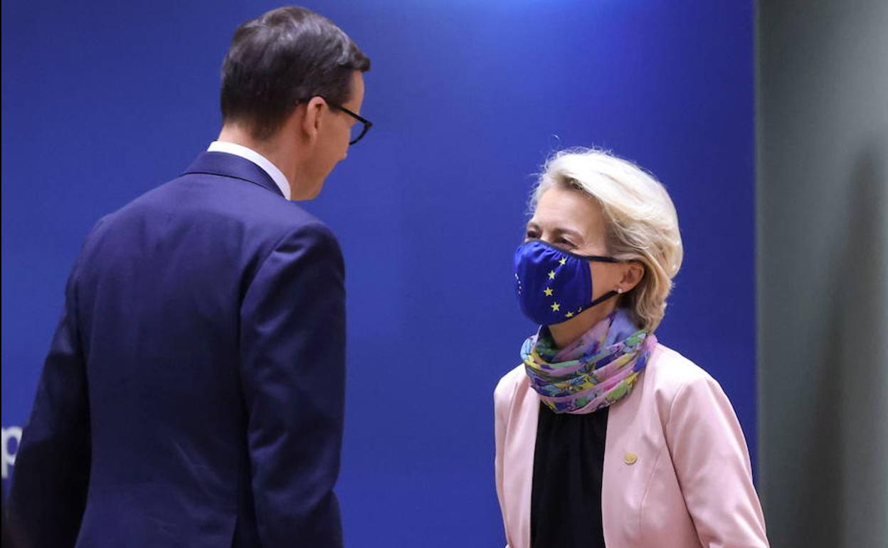 Morawiecki y Von der Leyen dialogan en Bruselas. 