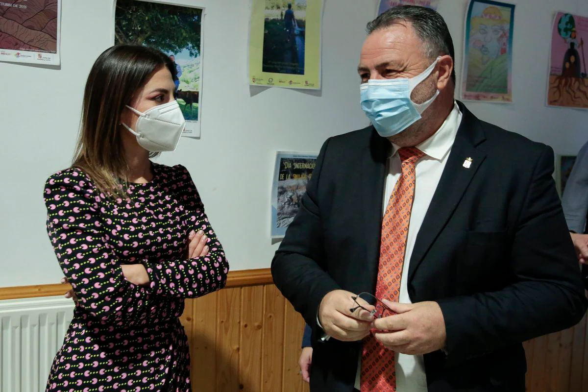 Eduardo Morán y Carolina Arias hacen entrega del premio Diputación de León a la Mujer Rural 2021 a María Franco en un acto en Quintana de Rueda.