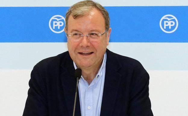 Imagen de archivo de Antonio Silván en la sede del Partido Popular en León.